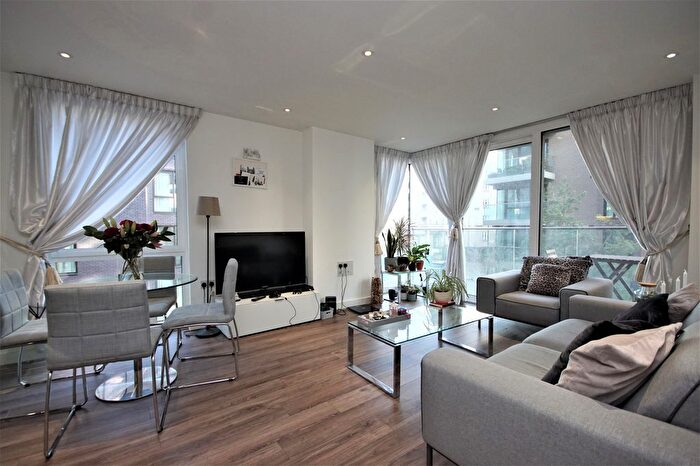 2 Bedroom Flat To Rent In Devan Grove, Manor House, N4
