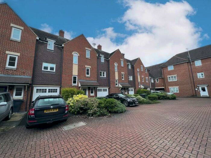 3 Bedroom Town House To Rent In Thames View, Abingdon, OX14