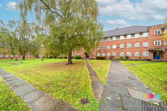 3 Bedroom Flat For Sale In High Road, London, N12
