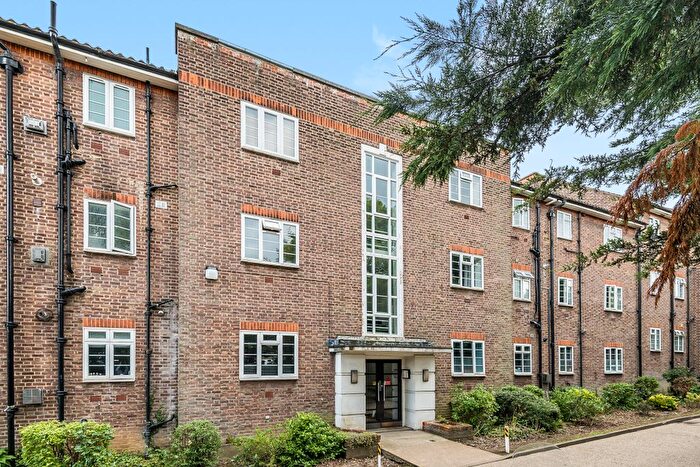 2 Bedroom Flat To Rent In The Drive, London, E18