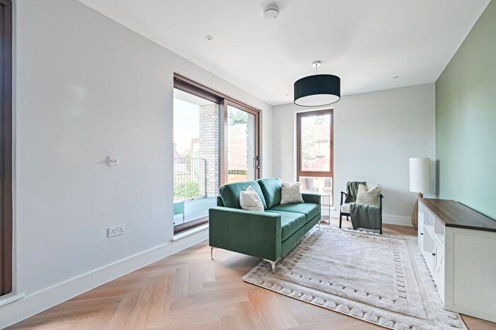 2 Bedroom Flat For Sale In Lynton Road, Acton, London, W3