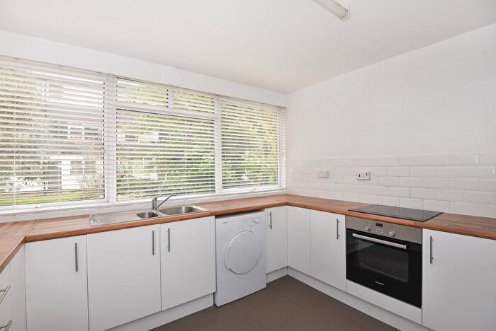 3 Bedroom Town House To Rent In Mill Close, Wokingham, RG41