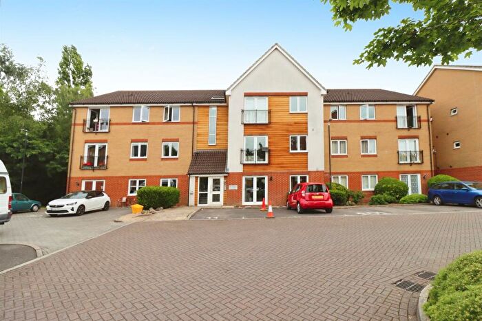 2 Bedroom Flat For Sale In Hollybrook Park, Bristol, BS15