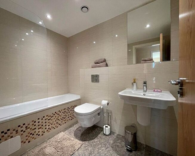 3 Bedroom Flat To Rent In Ecco, Long Line, S11