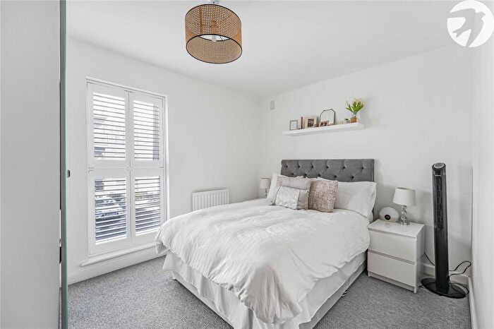 1 Bedroom Flat For Sale In Carmichael Avenue, Greenhithe, Kent, DA9