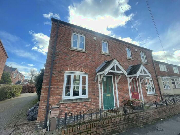 3 Bedroom Semi-Detached House To Rent In Winsover Road, Spalding, PE11