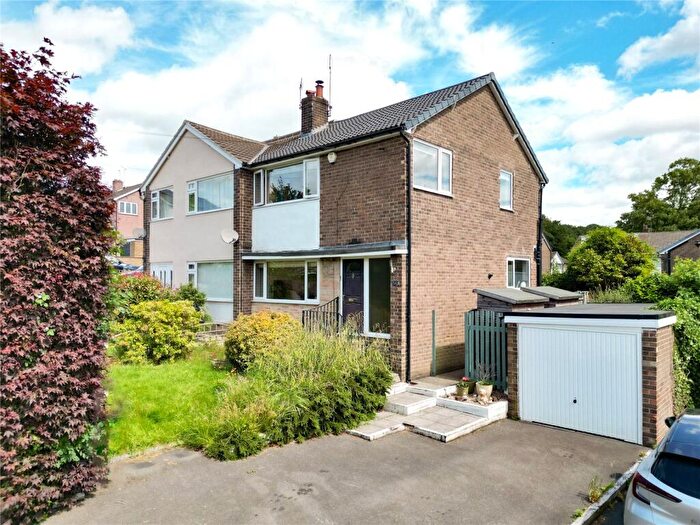 3 Bedroom Semi-Detached House For Sale In Newlay Grove, Horsforth, Leeds, LS18