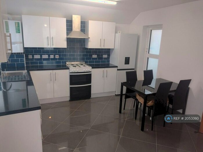 2 Bedroom Flat To Rent In London, London, NW2