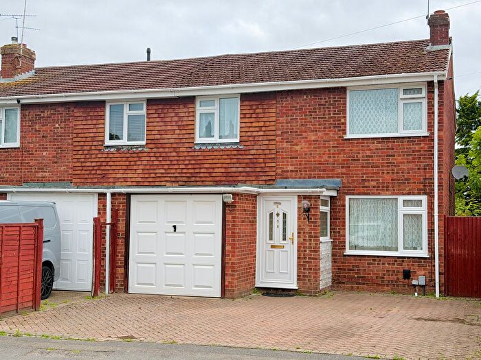 3 Bedroom End Of Terrace House For Sale In Beaulieu Gardens, Camberley, GU17