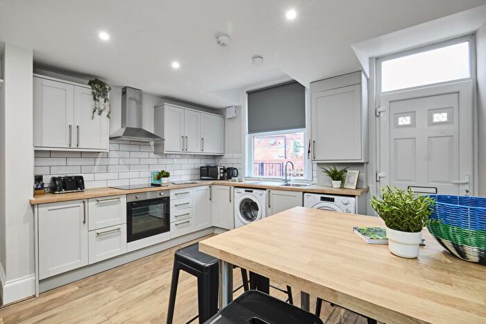 6 Bedroom House To Rent In Knowle Mount, Leeds, LS4