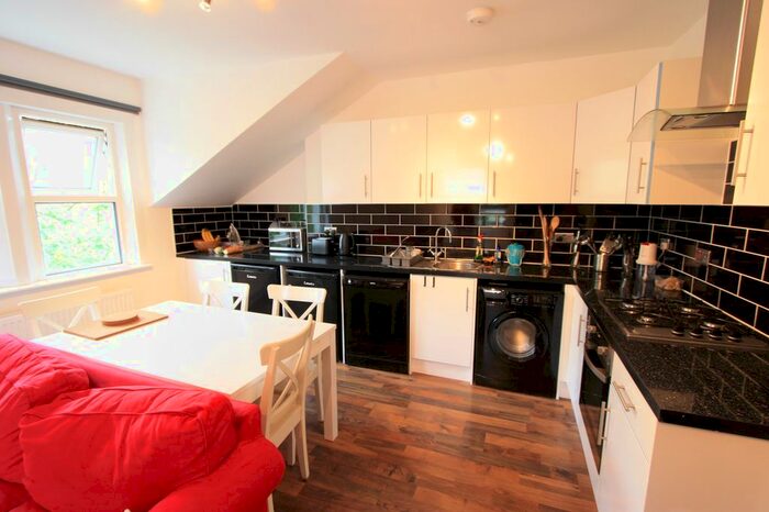 2 Bedroom Flat To Rent In Culverden Road, Balham, SW12