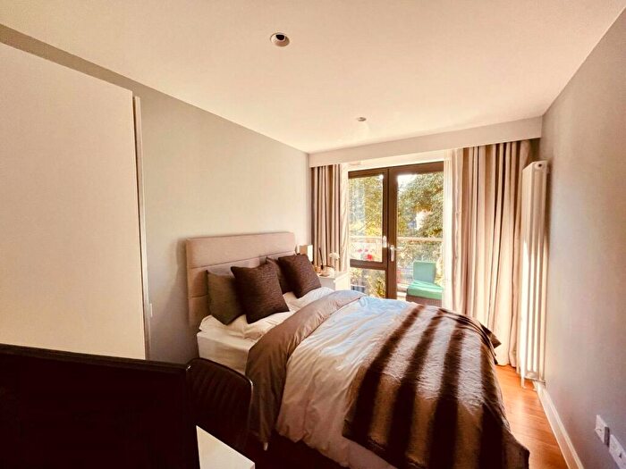 2 Bedroom Apartment To Rent In Gwynne Road, Battersea, London, SW11