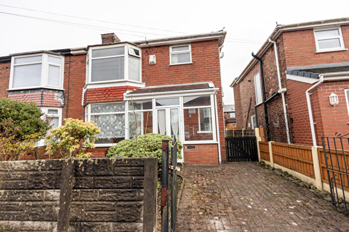 3 Bedroom Semi Detached House For Sale In Thackeray Grove, Droylsden, M43