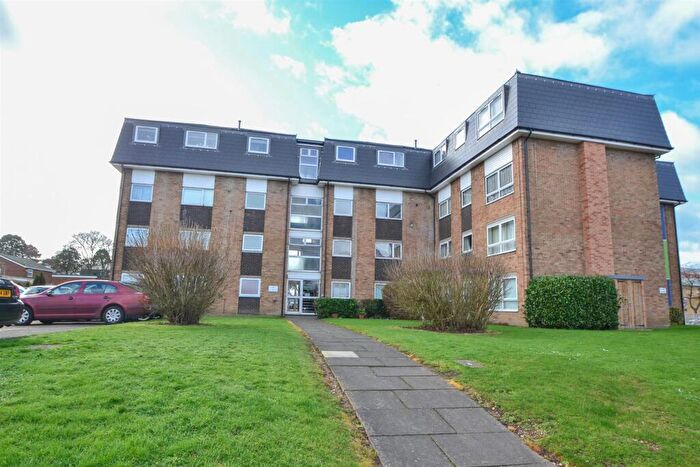 2 Bedroom Flat To Rent In Lampits, Hoddesdon, Hertfordshire, EN11