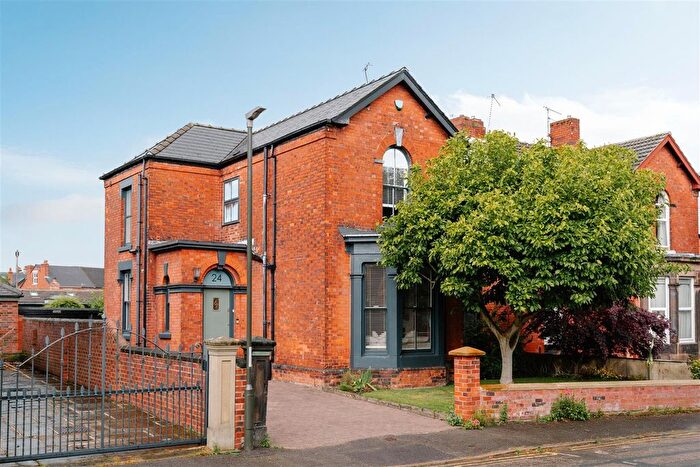 5 Bedroom Semi-Detached House For Sale In Gladstone Road, Chesterfield, S40
