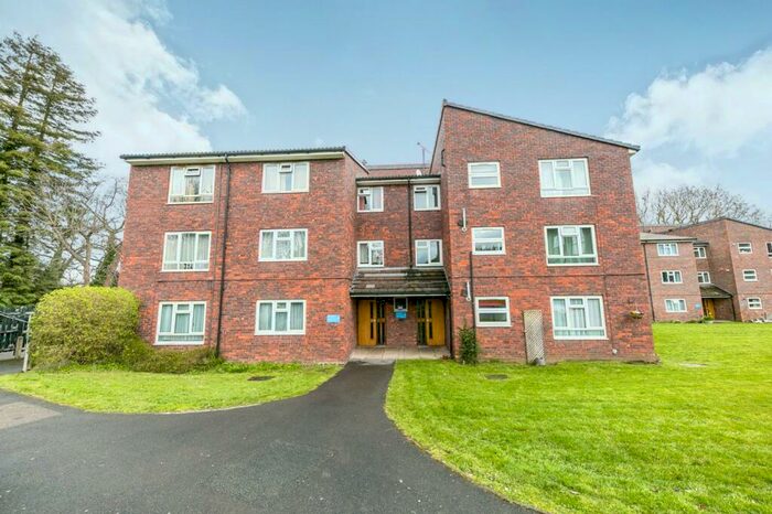 2 Bedroom Property To Rent In Elgin Gardens, Guildford, GU1