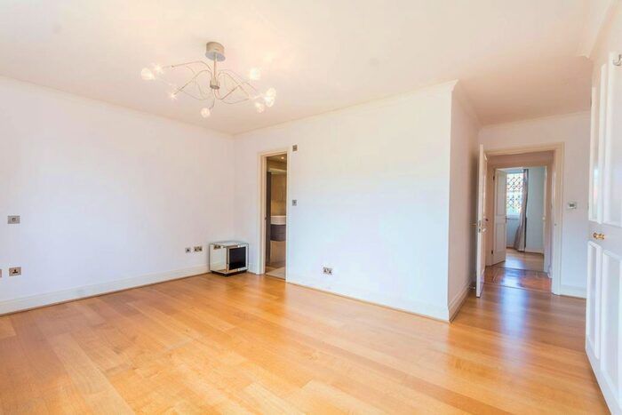 3 Bedroom Flat To Rent In The Quadrangle, Hyde Park Estate, London, W2