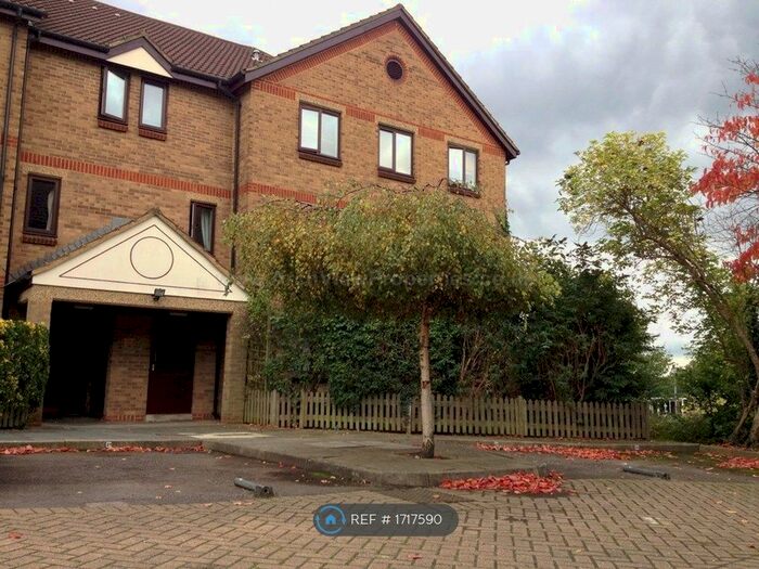 2 Bedroom Flat To Rent In Deanery Close, London, N2