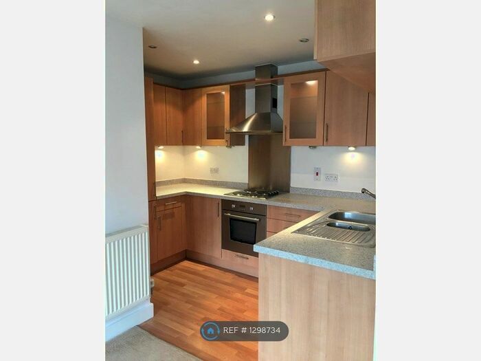 1 Bedroom Flat To Rent In Lindsay Court, Shepperton, TW17