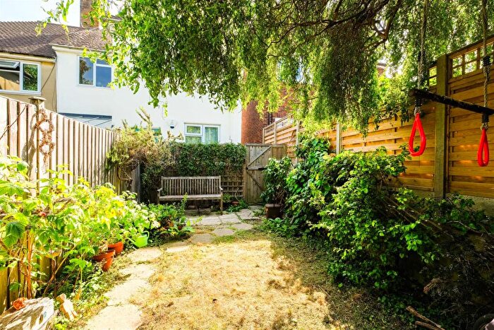 2 Bedroom Flat For Sale In Byron Road, Walthamstow, E17