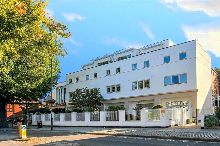 2 Bedroom Flat To Rent In High Street, Berkhamsted, Hertfordshire, HP4