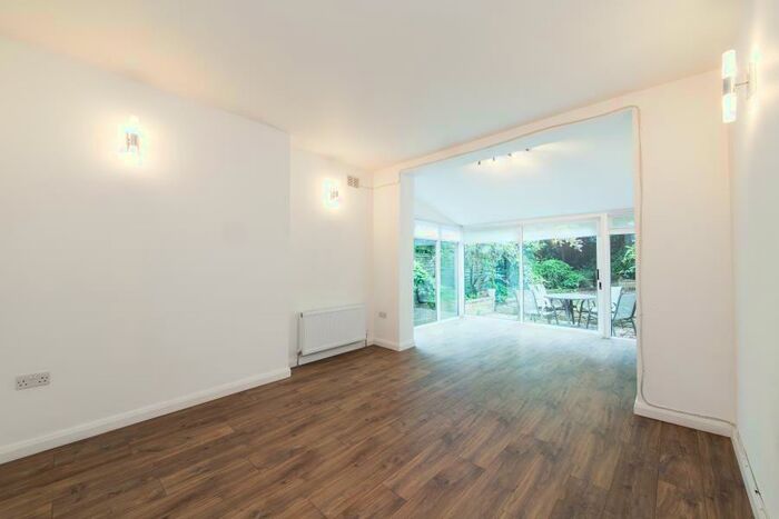 2 Bedroom Flat To Rent In Cavendish Avenue, Finchley Central, N3