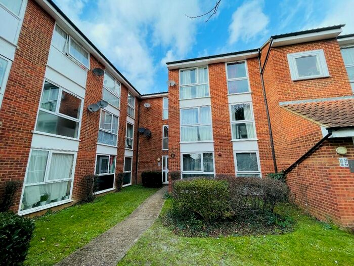 1 Bedroom Flat To Rent In Trotwood, Chigwell, Essex, IG7