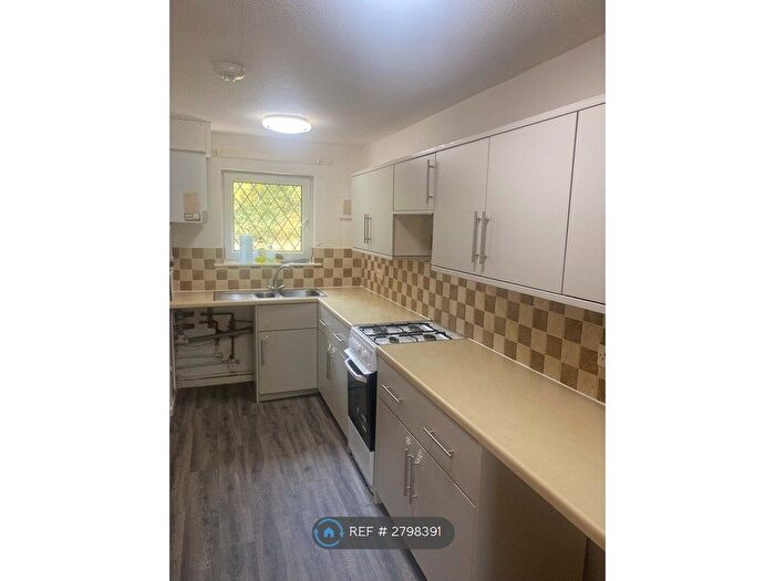2 Bedroom Flat To Rent In Eccles, Manchester, M30