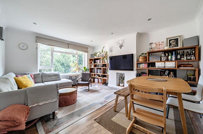 3 Bedroom Maisonette For Sale In Holden Road, Woodside Park, N12