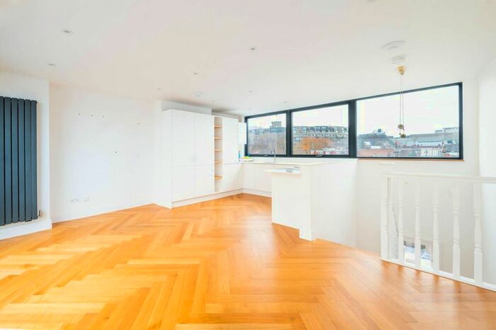 2 Bedroom Flat To Rent In Loftus Road, Shepherd's Bush, London, W12