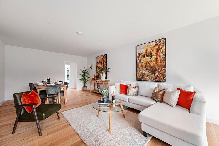 3 Bedroom Flat To Rent In Greenwich Park Street, London, SE10