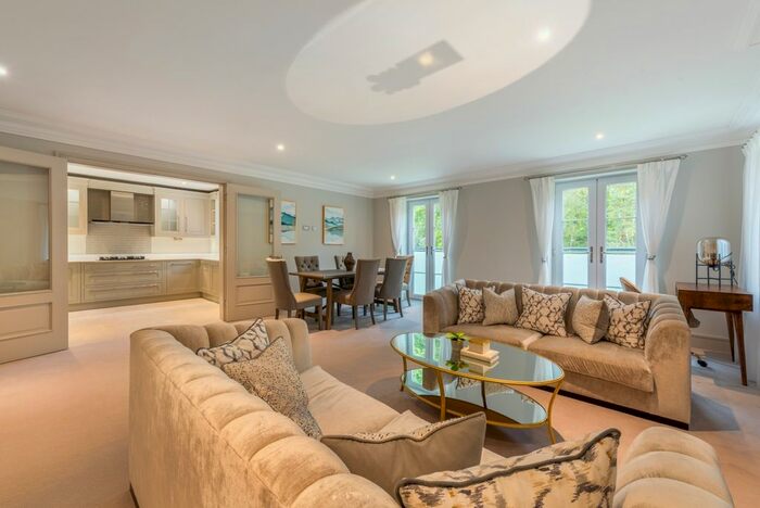 2 Bedroom Flat To Rent In Kingswood, Ascot, SL5