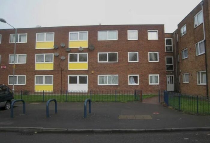 3 Bedroom Flat To Rent In Cowbridge Lane, Barking, IG11