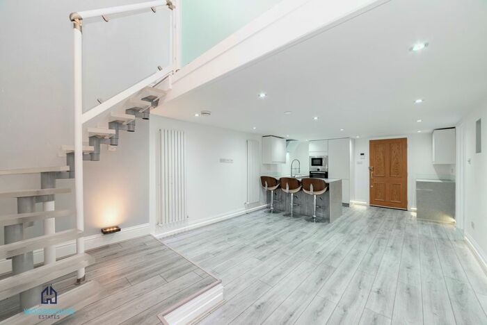 2 Bedroom Flat To Rent In Royal Drive, London, N11