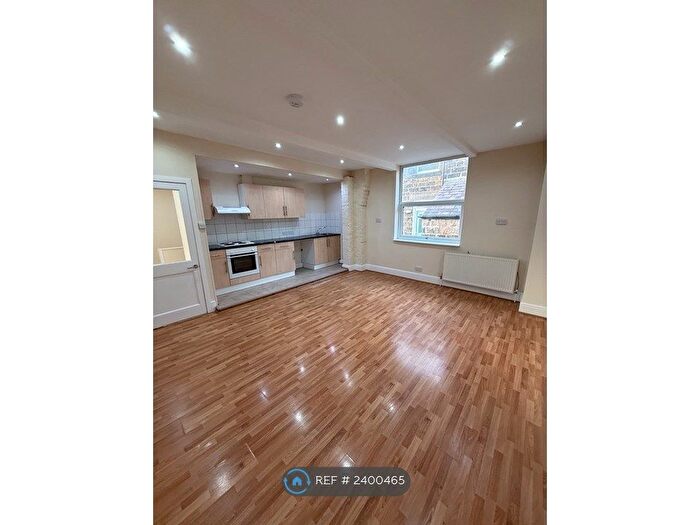 2 Bedroom Flat To Rent In Rear, Harrogate, HG1