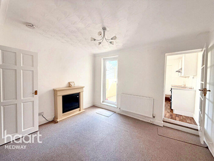 3 Bedroom Terraced House For Sale In Magpie Hall Road, Chatham, ME4
