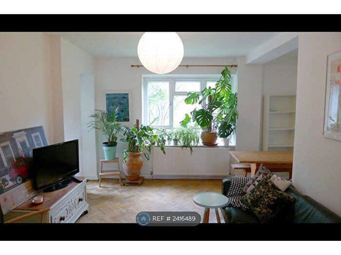 3 Bedroom Flat To Rent In Marshall House, London, N1