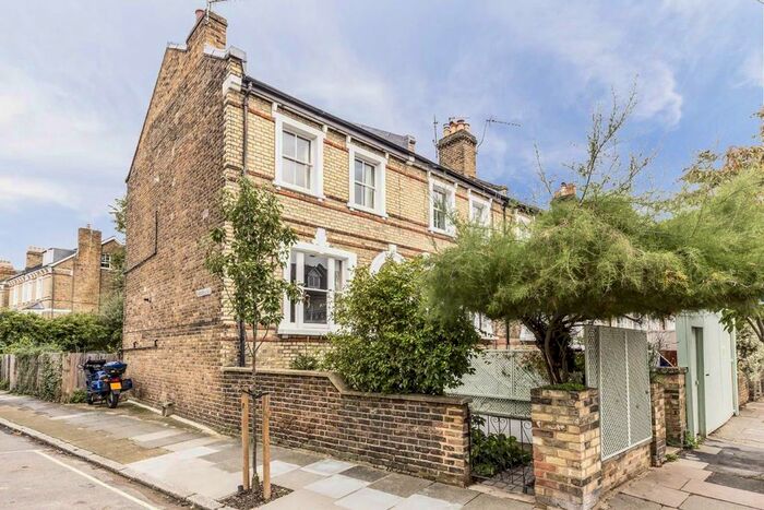 3 Bedroom Flat To Rent In Haggard Road, Twickenham, TW1