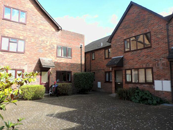 2 Bedroom Flat To Rent In Staple Gardens, Winchester SO23