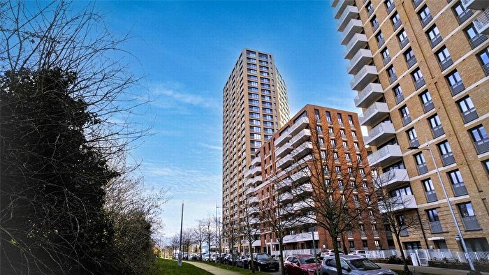 3 Bedroom Flat For Sale In Lakeside Drive, London, NW10