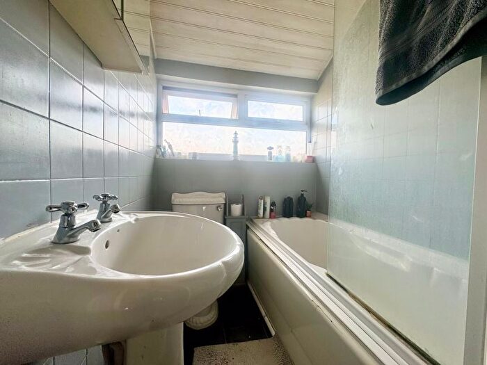 3 Bedroom Terraced House For Sale In Huddleston Road, Grimsby, DN32