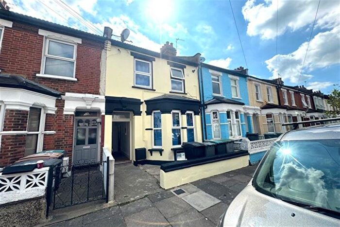 2 Bedroom Flat To Rent In Ritches Road, N15
