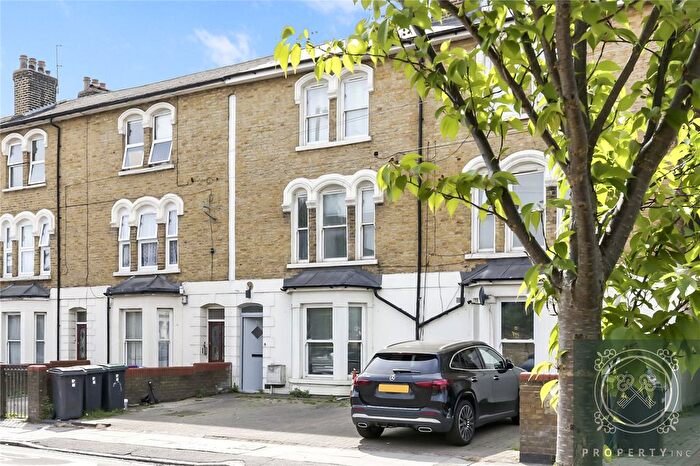 3 Bedroom Flat To Rent In Hornsey Park Road, London, N8