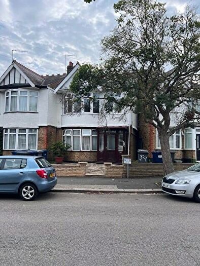 3 Bedroom Flat To Rent In Hutton Grove, London, N12