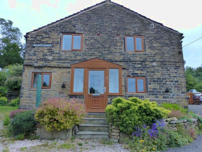 2 Bedroom Cottage To Rent In Weeder Square, Shaw, Oldham, OL2