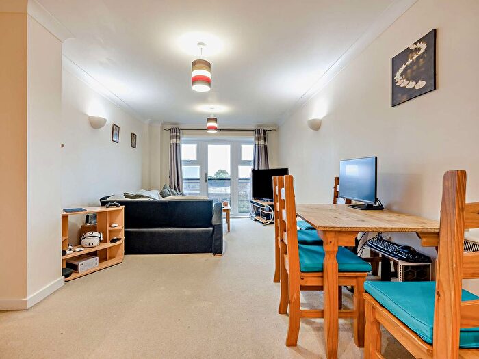 2 Bedroom Flat For Sale In Buckingham Avenue, Slough, SL1