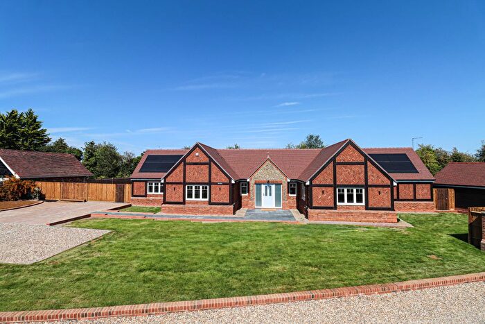 4 Bedroom Bungalow To Rent In Clements End Road, Studham, LU6