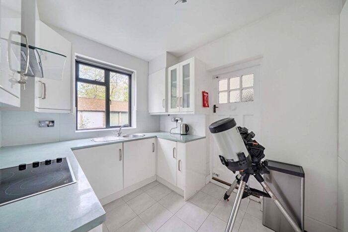 2 Bedroom Flat To Rent In Monks Drive, Acton, London, W3
