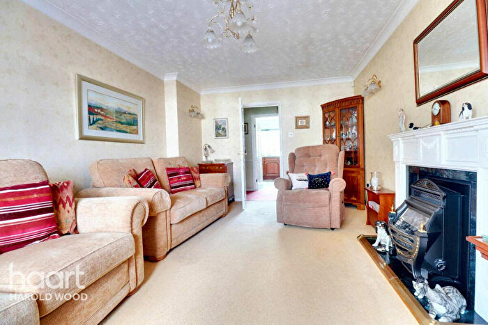 4 Bedroom Detached House For Sale In Tindall Close, Harold Wood, RM3