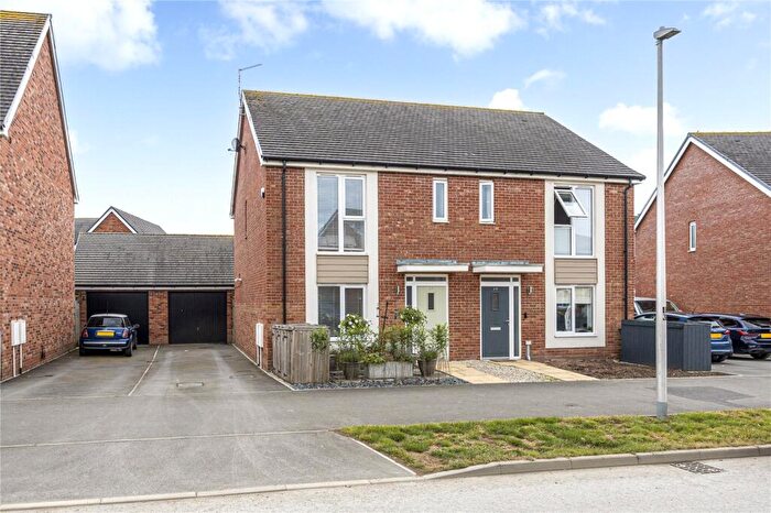 3 Bedroom Semi-Detached House For Sale In Chestnut Avenue, Meon Vale, Warwickshire, CV37